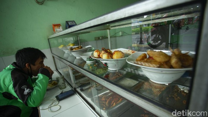 Pandemi COVID-19 berdampak cukup besar di sektor ekonomi. Tak sedikit warteg yang terancam tutup akibat omzet anjlok hingga harga bahan pokok naik.