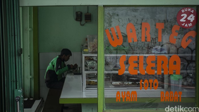 Nasib Warteg di Ujung Tanduk Akibat Pandemi COVID-19 Pandemi COVID-19 berdampak cukup besar di sektor ekonomi. Tak sedikit warteg yang terancam tutup akibat omzet anjlok hingga harga bahan pokok naik.