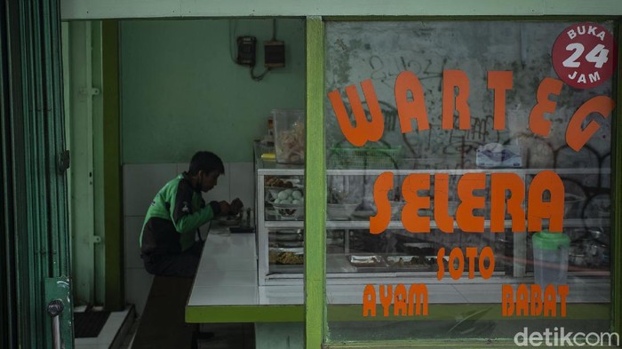 Pandemi COVID-19 berdampak cukup besar di sektor ekonomi. Tak sedikit warteg yang terancam tutup akibat omzet anjlok hingga harga bahan pokok naik.