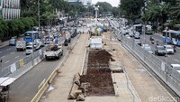 Sejumlah pekerja tengah melakukan pengerjaan pembangunan MRT fase II di kawasan MH Thamrin, Jakarta, Rabu (27/1/2021).