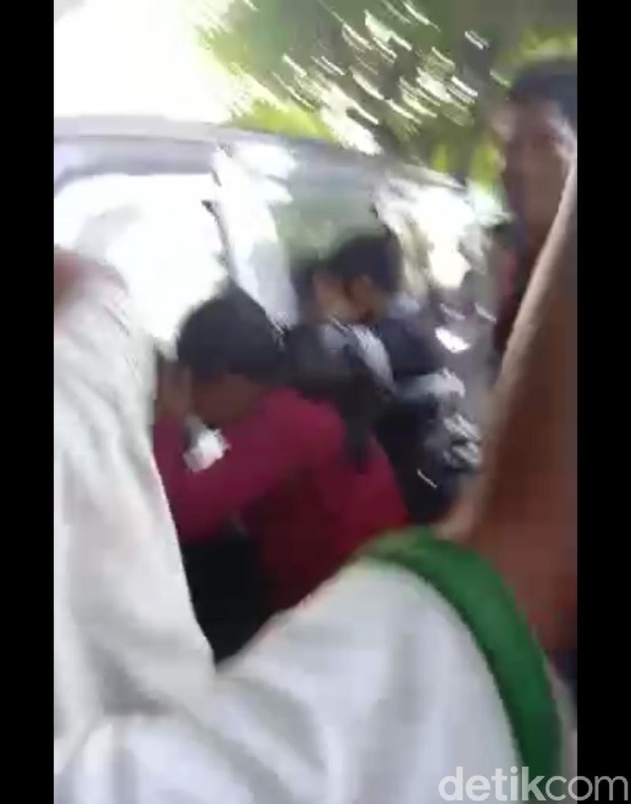 Pasangan selingkuh di sampang mesum di dalam mobil