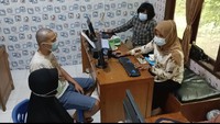Keduanya kini masih diperiksa oleh polisi di Polres Bukittinggi. Keduanya tampak tertunduk selama proses pemeriksaan. AF dan YN telah ditetapkan sebagai tersangka. (Foto: Jeka Kampai-detikcom)