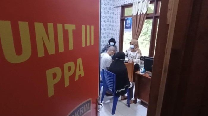 Pasangan suami-istri diduga pemerkosa wanita di Bukittinggi, Sumbar, saat diperiksa oleh polisi
