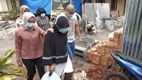 Istri membuka seluruh baju korban, istri tersangka ini mengatakan, Kau puaskan suami saya. Sebelum melakukan itu, istri ciuman dulu dengan suaminya dan yang membantu beli kondom juga istrinya, ujarnya. (Foto: Jeka Kampai-detikcom)