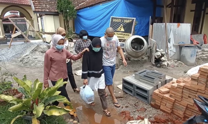 Pasangan suami-istri diduga pemerkosa wanita di Sumbar Pasangan suami-istri diduga pemerkosa wanita di Bukittinggi, Sumbar, saat diperiksa oleh polisi