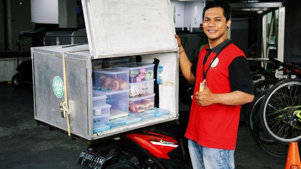 Pembagian makanan di W Bali