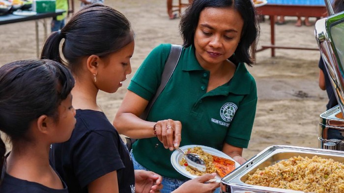 Pembagian makanan di W Bali