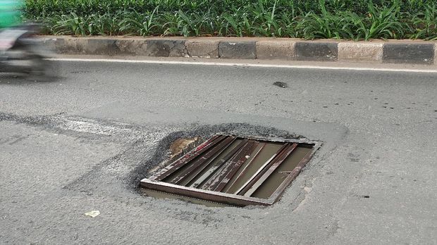Penutup Gorong-gorong Tak Rata di Jalan Gatsu Belum Diperbaiki (Foto: Taufieq/detikcom)