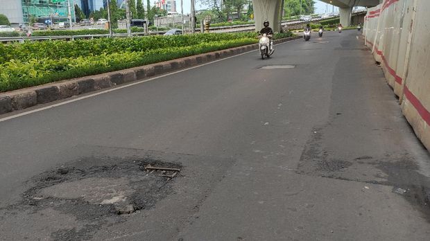 Penutup Gorong-gorong Tak Rata di Jalan Gatsu Belum Diperbaiki (Foto: Taufieq/detikcom)