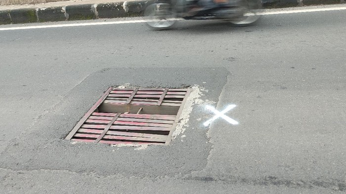 Penutup Gorong-gorong Tak Rata di Jalan Gatsu Belum Diperbaiki (Foto: Taufieq/detikcom)