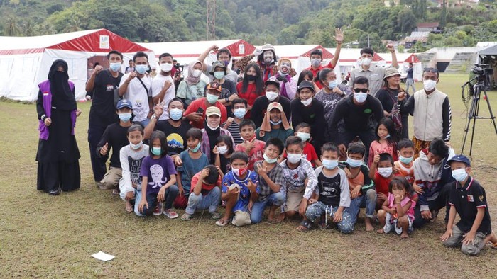 Penyintas Tsunami Palu Memberikan Trauma Healing kepada Korban Gempa Majene-Mamuju
