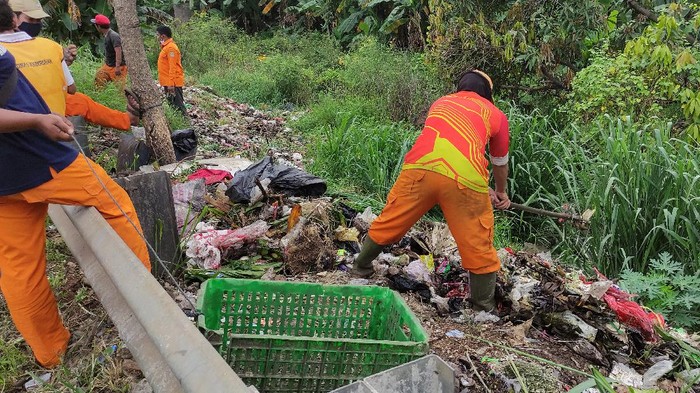 Petugas bersihkan sampah di pinggir Jalan Tol Kalimalang Bekasi (Taufieq/detikcom