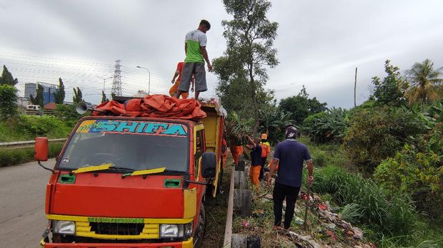 Petugas bersihkan sampah di pinggir Jalan Tol Kalimalang Bekasi (Taufieq/detikcom