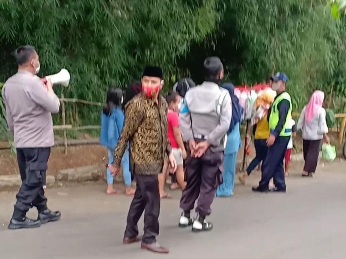 Polisi tertibkan kerumunan warga yang menonton syuting sinetron Ikatan Cinta.
