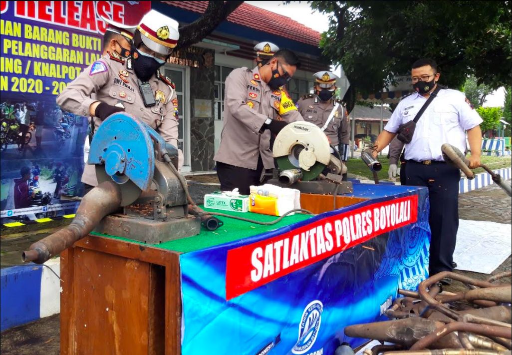 Polres Boyolali Gergaji Knalpot Brong