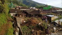 Akibat longsor tersebut empat rumah rusak dan empat orang terluka.
