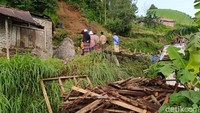 Tebing yang longsor mencapai 25 meter.