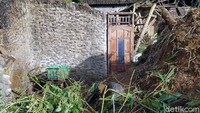 Longsoran tebing itu membawa material berupa rumpun bambu.