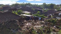 Sementara itu empat orang yang terluka yaitu Slamet Ardiyanto (39) dilarikan ke Puskesmas Kaliangkrik. Kemudian Anis Afiroh (32) dan Zidni (11) dirujuk ke RSUD Tidar Kota Magelang. Sedangkan seorang lagi, Riyono (59), dibawa menuju ke Poliklinik Desa Adipuro.