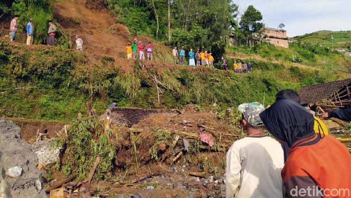 Potret Longsor di Magelang yang Sebabkan 4 Warga Terluka Longsor terjadi di Kecamatan, Kaliangkrik, Kabupaten Magelang, Jawa Tengah. Akibatnya empat rumah rusak dan empat orang terluka.