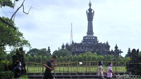 Warga berolahraga di sekitar Lapangan Puputan Margarana yang ditutup di Denpasar, Bali, Selasa (26/1/2021). ANTARA FOTO/Fikri Yusuf.