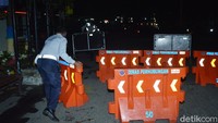 Petugas menutup jalan saat masa Pemberlakuan Pembatasan Kegiatan Masyarakat (PPKM) yang diperpanjang di Kota Madiun, Jawa Timur, Selasa (26/1/2021) malam. ANTARA FOTO/Siswowidodo.