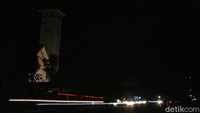 Pemerintah Kota Madiun melakukan pemadaman lampu penerangan jalan umum dan menutup jalan di sejumlah kawasan mulai pukul 20.00 WIB untuk membatasi mobilitas warga guna pencegahan penularan COVID-19. ANTARA FOTO/Siswowidodo.