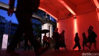 Pekerja berjalan melintasi terowongan Kendal, Jakarta, Selasa (26/1/2021). Pemprov DKI Jakarta sendiri telah memperpanjang masa PSBB. ANTARA FOTO/Wahyu Putro A