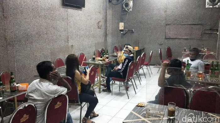 Polisi Surabaya menggelar razia tempat rekreasi hiburan umum (RHU) yang nekat buka saat PPKM. Ada puluhan orang yang diangkut ke Mapolrestabes Surabaya.