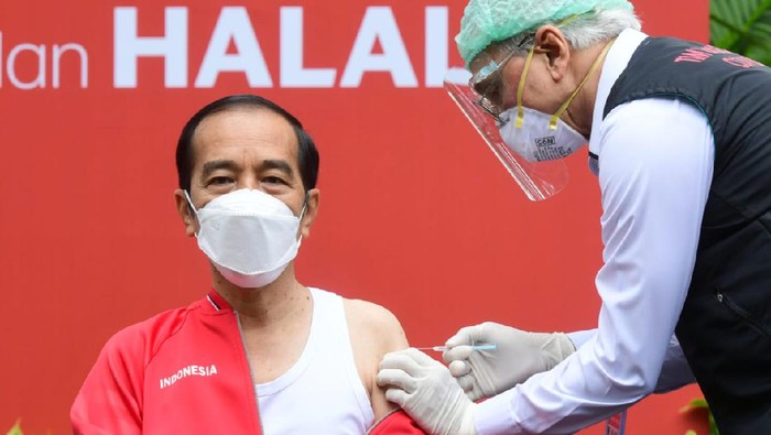 Presiden Jokowi menjalani vaksinasi ke-2 di Istana Presiden Joko Widodo (Jokowi) menerima suntikan dosis kedua vaksin Covid-19 pada Rabu, 27 Januari 2021, di sisi barat halaman tengah Istana Kepresidenan, Jakarta. Dua minggu lalu, tepatnya pada 13 Januari 2021, Presiden menjadi orang pertama yang menerima suntikan dosis vaksin dalam program vaksinasi massal secara gratis di Indonesia.