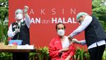 Foto: Vaksinasi Kedua, Jokowi Pakai Kaos Kutang Doang
