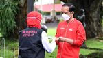 Foto: Vaksinasi Kedua, Jokowi Pakai Kaos Kutang Doang