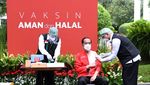 Foto: Vaksinasi Kedua, Jokowi Pakai Kaos Kutang Doang