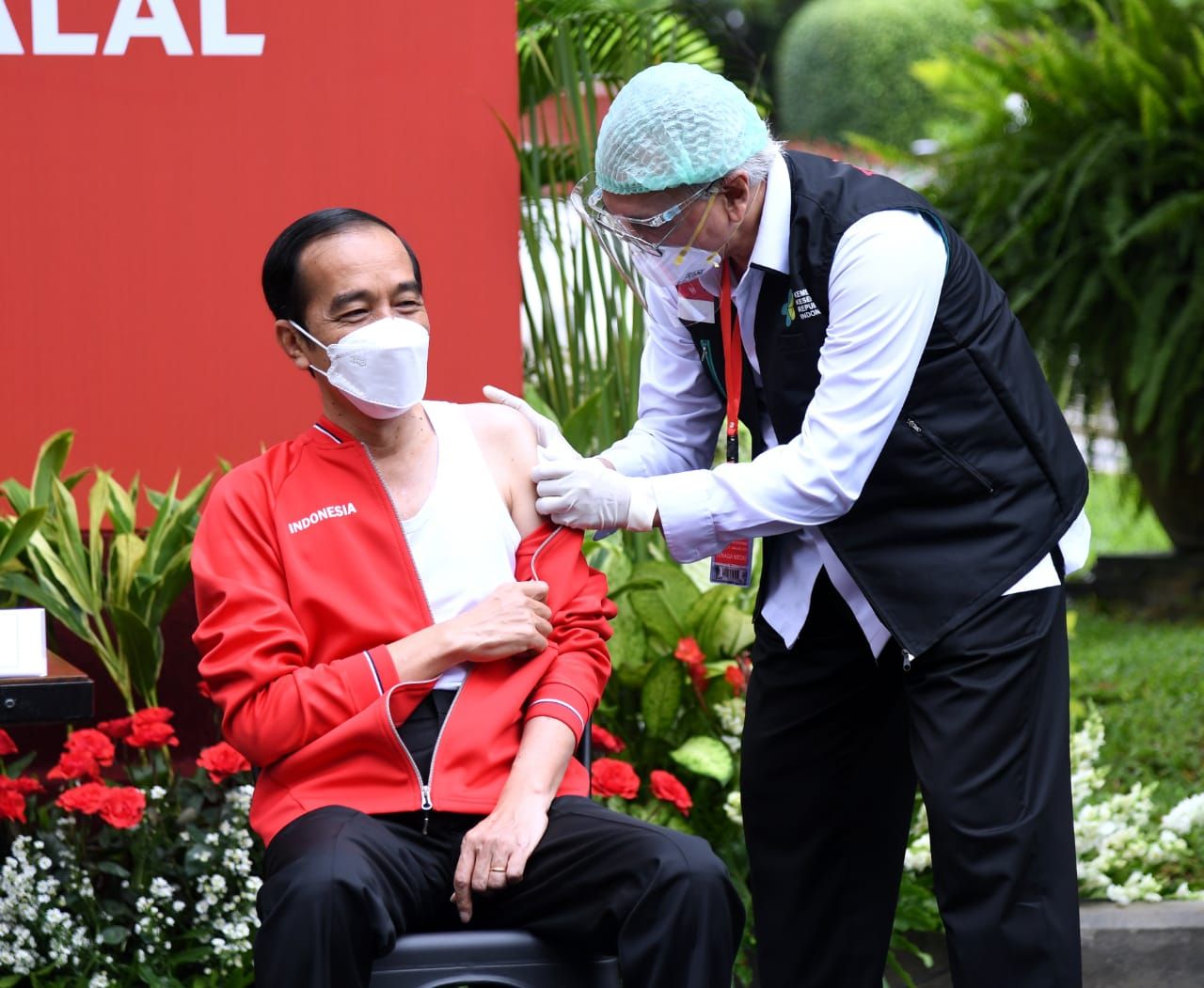 Presiden Joko Widodo (Jokowi) menerima suntikan dosis kedua vaksin Covid-19 pada Rabu, 27 Januari 2021, di sisi barat halaman tengah Istana Kepresidenan, Jakarta. Dua minggu lalu, tepatnya pada 13 Januari 2021, Presiden menjadi orang pertama yang menerima suntikan dosis vaksin dalam program vaksinasi massal secara gratis di Indonesia.