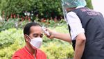Foto: Vaksinasi Kedua, Jokowi Pakai Kaos Kutang Doang