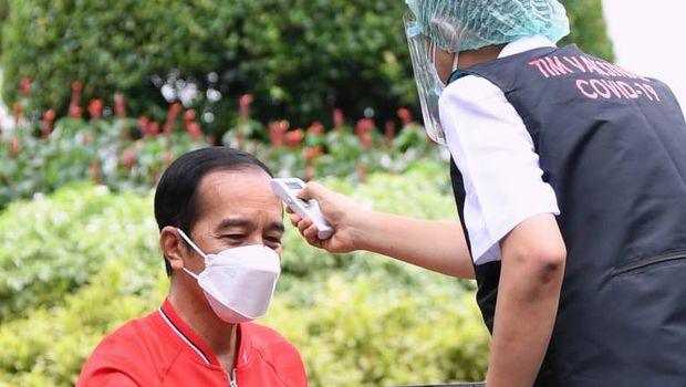Presiden Joko Widodo (Jokowi) menerima suntikan dosis kedua vaksin Covid-19 pada Rabu, 27 Januari 2021, di sisi barat halaman tengah Istana Kepresidenan, Jakarta. Dua minggu lalu, tepatnya pada 13 Januari 2021, Presiden menjadi orang pertama yang menerima suntikan dosis vaksin dalam program vaksinasi massal secara gratis di Indonesia.