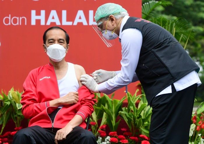 Presiden Jokowi menjalani vaksinasi ke-2 di Istana Presiden Joko Widodo (Jokowi) menerima suntikan dosis kedua vaksin Covid-19 pada Rabu, 27 Januari 2021, di sisi barat halaman tengah Istana Kepresidenan, Jakarta. Dua minggu lalu, tepatnya pada 13 Januari 2021, Presiden menjadi orang pertama yang menerima suntikan dosis vaksin dalam program vaksinasi massal secara gratis di Indonesia.