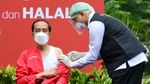 Foto: Vaksinasi Kedua, Jokowi Pakai Kaos Kutang Doang