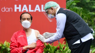 Foto: Vaksinasi Kedua, Jokowi Pakai Kaos Kutang Doang