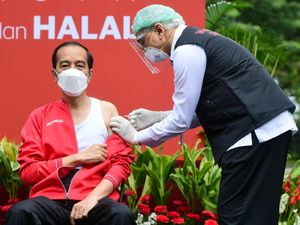 Vaksinator Jokowi Pastikan Vaksin yang Digunakan Tetap Sinovac