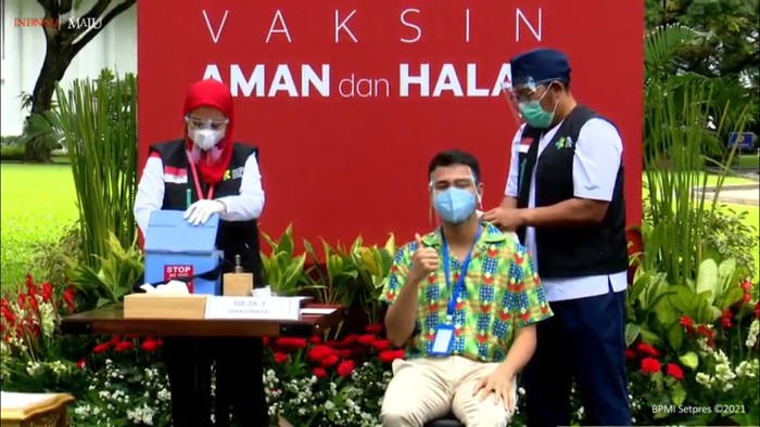 Raffi Ahmad jalani vaksinasi ke-2 (Foto: YouTube Sekretariat Presiden)