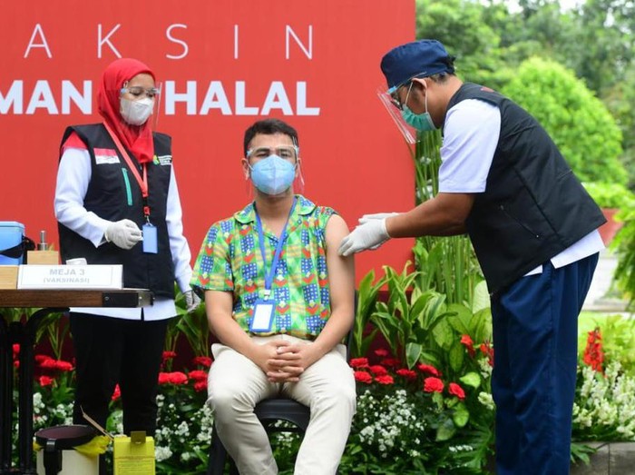 Raffi Ahmad usai menjalani vaksinasi COVID-19 ke-2 di Istana