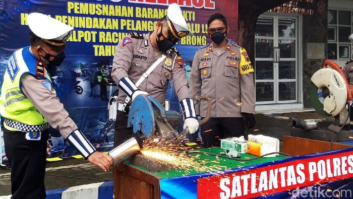 Sebanyak 250 knalpot brong dimusnahkan oleh Satlantas Polres Boyolali. Ratusan knalpot itu dimusnahkan dengan cara digergaji menggunakan gerinda.