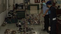 Petugas dari Kanwil Kemenkumham Sumsel memeriksa barang bukti usai melakukan razia, di Lapas Klas 1 Merah Mata Palembang, Sumatera Selatan.
