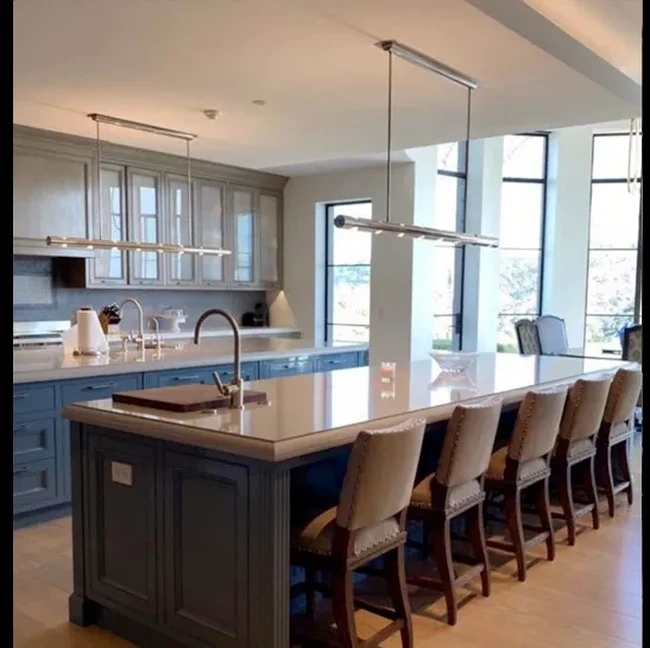 Area dapurnya sangat luar. Saking luasnya, dapur Sylvester Stallone memiliki dua island atau meja tengah yang panjang. (Foto: Instagram)