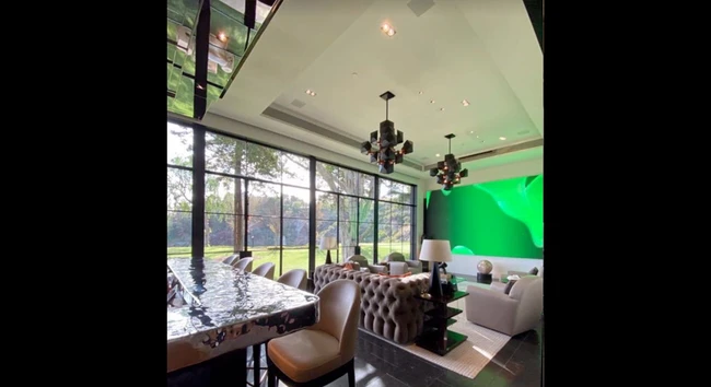 Rumah Sylvester Stallone ini berdiri di atas lahan seluas 1,4 hektar. Bangunannya sendiri memiliki luas hampir mencapai 2.000 meter persegi. (Foto: Instagram)