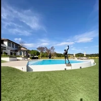 Fasilitas lain termasuk kolam renang yang luas dan pusat kebugaran. Di sebelah bangunan utama, berdiri sebuah rumah tamu yang terdiri dari dua lantai. (Foto: Instagram)