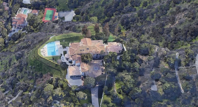 Seperti dikabarkan New York Post, bintang Rocky tersebut membeli rumah ini pada 1990-an, era keemasannya sebagai bintang Hollywood. Di kawasan ini juga tinggal Justin Bieber dan Meghan Markle.  (Foto: Google Map)