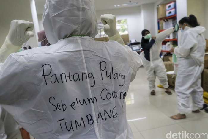Semangat Pantang Menyerah Meski Corona Tembus Satu Juta Pasien COVID-19 berolahraga di Rumah Sakit Darurat (RSD) COVID-19, Wisma Atlet Kemayoran, Jakarta, Selasa (26/1/2021). Satuan Tugas Penanganan COVID-19 Pusat mengumumkan per Selasa (26/1) pukul 15.55 WIB, terdapat penambahan jumlah kasus terkonfirmasi positif COVID-19 sebanyak 13.094 orang sehingga total telah mencapai 1.012.350 kasus di Indonesia. ANTARA FOTO/M Risyal Hidayat/wsj.