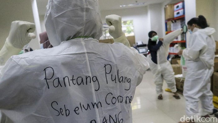 Semangat Pantang Menyerah Meski Corona Tembus Satu Juta Pasien COVID-19 berolahraga di Rumah Sakit Darurat (RSD) COVID-19, Wisma Atlet Kemayoran, Jakarta, Selasa (26/1/2021). Satuan Tugas Penanganan COVID-19 Pusat mengumumkan per Selasa (26/1) pukul 15.55 WIB, terdapat penambahan jumlah kasus terkonfirmasi positif COVID-19 sebanyak 13.094 orang sehingga total telah mencapai 1.012.350 kasus di Indonesia. ANTARA FOTO/M Risyal Hidayat/wsj.
